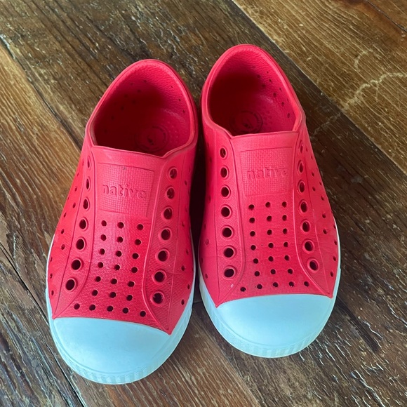 Red Native Jefferson water friendly slip-on sneakers size 8 - Picture 1 of 3